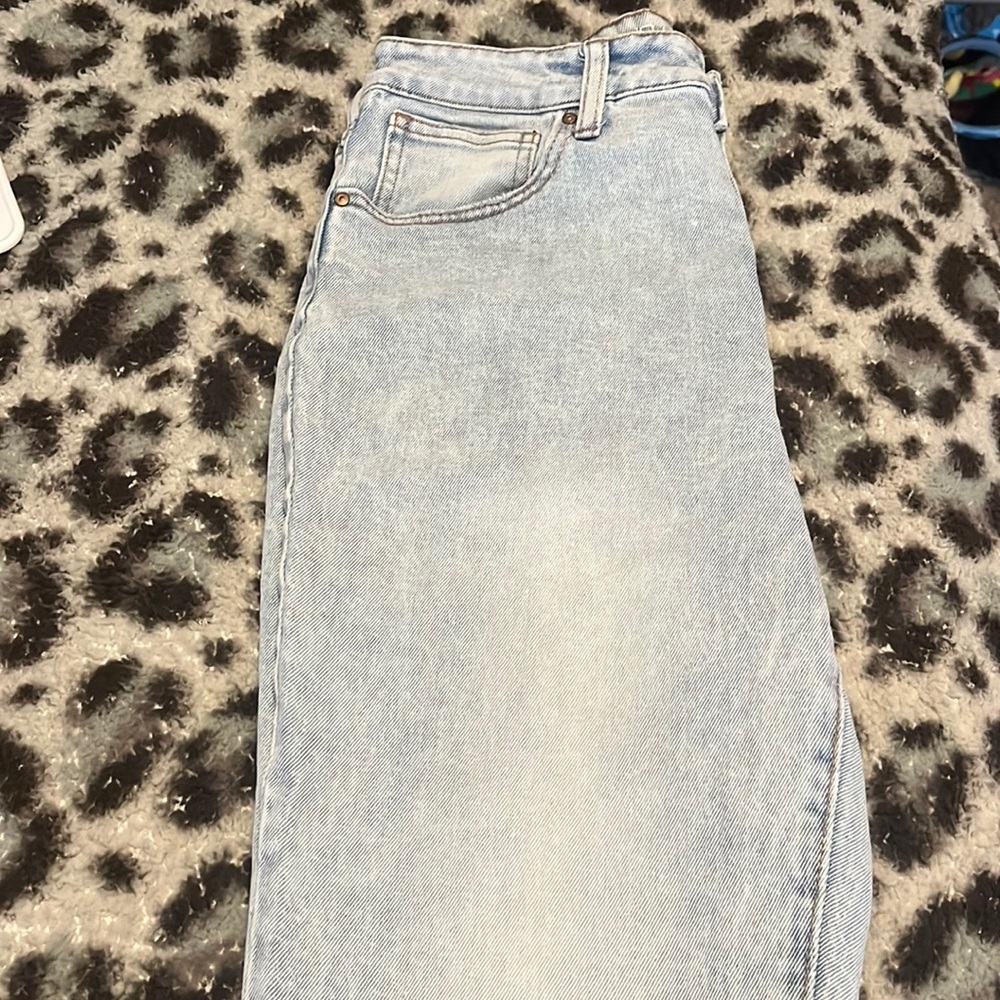 Size 11 light wash knee ripped jeans No boundaries